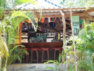 叢林酒吧小屋Jungle Bar & Bungalow