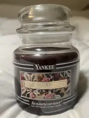 YANKEE CANDLE NEW MEDIUM ( 1) Black band Christmas Berries Jar candle