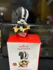 2013 Hallmark “Zee Perfect Gift” Pepe Le Pew Keepsake Ornament! NEW!!!