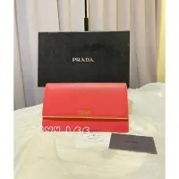 在飛比找蝦皮購物優惠-PRADA 仙氣桃紅色長夾 皮件 手拿包 金釦子掀蓋 皮包 