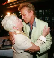 Legendary French entertainer Line Renaud hugs illusionist Siegfrie - Old Photo 1