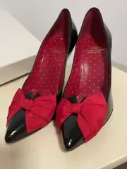 Moschino Cheap and Chic Black Patent Leather Pump Heels Red Bow Made In Italy