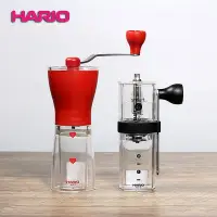 在飛比找Yahoo!奇摩拍賣優惠-咖啡機日本HARIO手搖磨豆機陶瓷磨芯手動咖啡研磨機輕巧型家