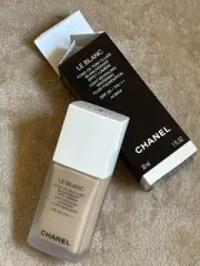 CHANEL LE BLANC Light Whitening Fluid Foundation SPF 30/PA +++ 40 Beige