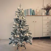 在飛比找momo購物網優惠-【KIRA與花花藝】地上型聖誕樹-落雪款/高120/(需自行