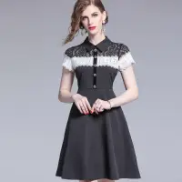 在飛比找momo購物網優惠-【a la mode 艾拉摩兒】肩上黑白撞色蕾絲素面裙洋裝(