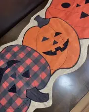 CYNTHIA ROWLEY Table Runner HALLOWEEN NEW!!! Pumpkins Farm Cottage Beach CUTE!