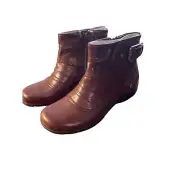 Clarks NWT Plum Short Leather Rubber Sole Boot Buckles Pleats Sz 8.5