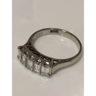 美麗的鑽石戒指 祖母綠切割 一克拉左右整隻戒指是鉑金Pt900