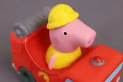 Hasbro Peppa Pig Little Buggies Mummy Pig in Fire Engine Vehicle Play Figure