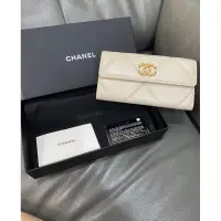 在飛比找蝦皮購物優惠-香奈兒 Chanel 19 米白色羊皮翻蓋長夾 女用皮夾 錢