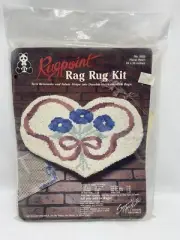 Vintage Rugpoint Suzanne McNeill Flowers In Heart Rag Rug Kit 24x30