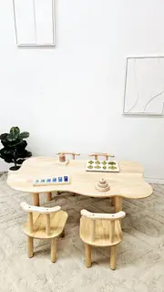 Child hardwood cloud table with 4 chairs