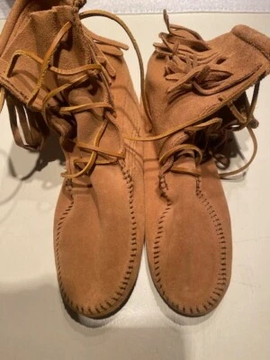 Minnetonka Women's Suede Ankle Hi Tramper Boot Double Fringe Taupe Moccasin 9