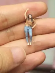 Diorama Scene Props Resin 1/64 Foreign girl greets Mini Figure Painted Doll Toy
