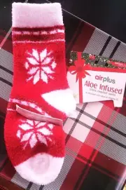 Airplus Aloe & VIT.E Infused Ultra Comfort Socks Womens Snowflakes Red Size 5-11