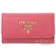 【全新現貨 補12個】茱麗葉精品 PRADA 1PG222 浮雕 LOGO水波紋六孔鑰匙包.桃紅現金價$6,800