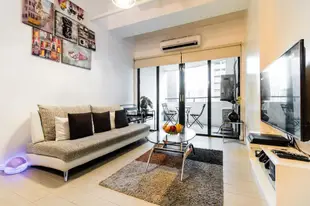 Modern 2BR. Salcedo Makati. Free Parking & NETFLIX