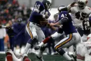 Running back Chuck Foreman Minnesota Vikings carries the ball v t- 1974 Photo 7