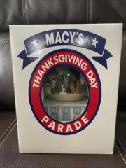 1999 Macy’s Thanksgiving Day Parade Twin Towers Musical Snow Globe - New Sealed