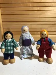 2002 The Children's Group Inc. Wooden-Poseable Doll Set-Fabric Clothes-Dollhouse
