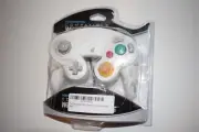 WII / GAMECUBE COMPATIBLE WHITE CONTROLLER - NEW IN PACKAGE (QCY7)