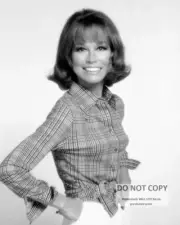 MARY TYLER MOORE - 8X10 PUBLICITY PHOTO (ZY-833)