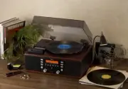 TEAC CD Recorder with Turntable/Cassette Player LP-R520 WA