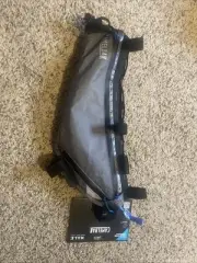 CAMELBAK : M.U.L.E. FRAME PACK : WOLF GREY : 18.9 X 7.1 X 2 IN : 48 X 18 X 5 CM