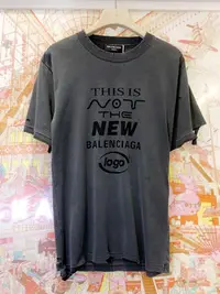 在飛比找Yahoo!奇摩拍賣優惠-BALENCIAGA/巴黎世家灰色字母印花做舊圓領T恤