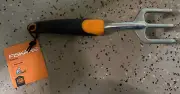 Fiskars Ergo Cultivator For Digging, Aerating Soil, And Weeding, Heavy Duty Tool
