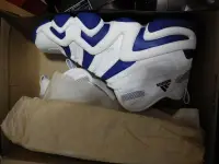 在飛比找Yahoo!奇摩拍賣優惠-全新 adidas CRAZY 8    Kobe 白黑  