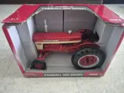 ERTL 1/16 CASE IH INTERNATIONAL FARMALL 560 DIESEL WIDE FRONT FARM TOY TRACTOR