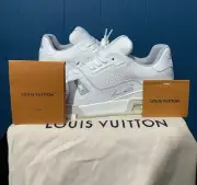 LOUIS VUITTON Trainer White Signature Size 9.5 Men US 1A8WB9