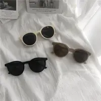 在飛比找ETMall東森購物網優惠-2023夏季新款太陽眼鏡女潮網紅同款偏光復古圓形白色墨鏡大框