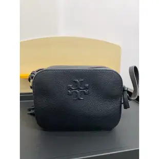 TORY BURCH 荔枝紋流蘇掛飾斜背相機包 黑色