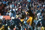 Terry Bradshaw Pittsburgh Steelers drops back to pass v the Dalla- 1976 Photo 1