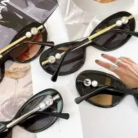 在飛比找Yahoo奇摩拍賣-7-11運費0元優惠優惠-Chanel 香奈兒 雙珍珠太美！！小圓黑色墨鏡 太陽眼鏡 