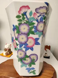 在飛比找Yahoo!奇摩拍賣優惠-x日本回流，香蘭社，香蘭東社手繪花大花瓶一個，工藝精湛 器形