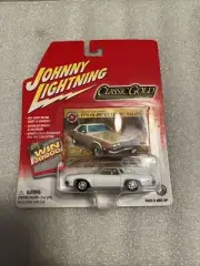 JOHNNY LIGHTNING WHITE LIGHTNING CLASSIC GOLD 1976 OLDS CUTLASS SALON NEW BB7