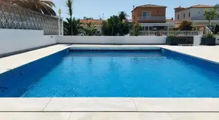 A002/ Casa a Ebre amb piscina i amarre