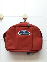 在飛比找Yahoo!奇摩拍賣優惠-Samsonite 盥洗包，售498元。