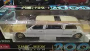SunStar 2000 Lincoln Town Car Limo 1:18 Scale Diecast Model Party Limo White Top