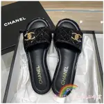 二手精品 CHANEL 香奈兒 23S新款 黑色 漆皮 菱格 書包扣 涼鞋 拖鞋 女生平底涼拖鞋