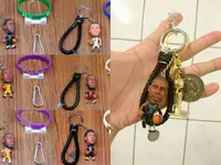 在飛比找蝦皮購物優惠-NBA 公仔 鑰匙圈+送手環  .獎盃(Kobe Curry