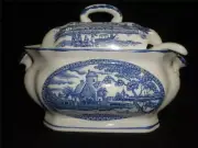 STUNNING PORCELAIN BLUE AND WHITE TUREEN WITH LID AND LADLE JAPAN