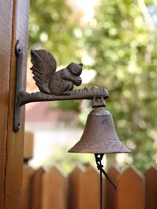 鑄鐵製成復古風手搖鈴門鈴松鼠與貓咪造型適用於別墅庭院花園裝飾 (8.3折)