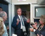 GEORGE H.W. BUSH w/ REPORTERS & STAFF ABOARD AIR FORCE ONE - 8X10 PHOTO (DD503)