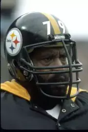 Offensive lineman Larry Brown of the Pittsburgh Steelers looks o- 1983 Old Photo