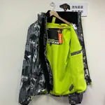 跩狗嚴選 極度乾燥 SUPERDRY 黑白灰迷彩 螢光綠 攻擊者夾克 刷毛 保暖 風衣 外套 無帽 立領 雙排拉鍊